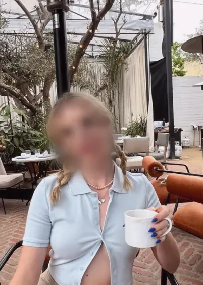 Claudia, 27