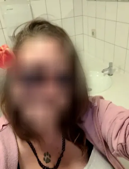 Juliane, 33